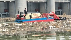 Kapal pengumpulan sampah Yongsheng sedang bekerja.