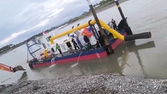 Jet suction dredger melakukan uji coba di sungai di Indonesia
